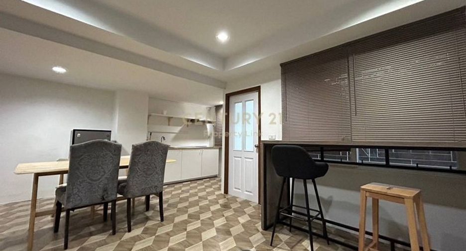 For rent and for sale 4 bedrooms townhouse in Chatuchak, Bangkok
