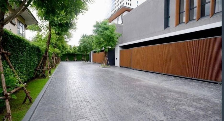 For sale 5 bedrooms house in Huai Khwang, Bangkok