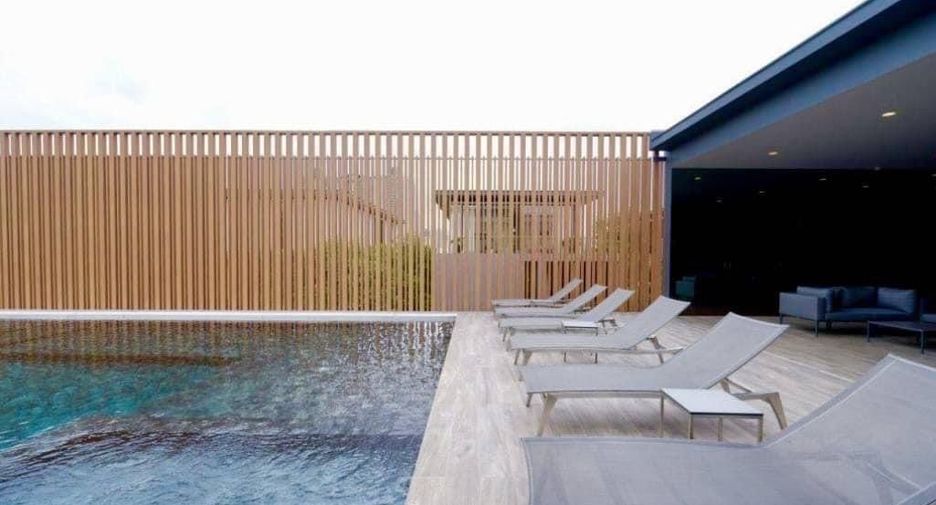 For sale 5 bedrooms house in Huai Khwang, Bangkok