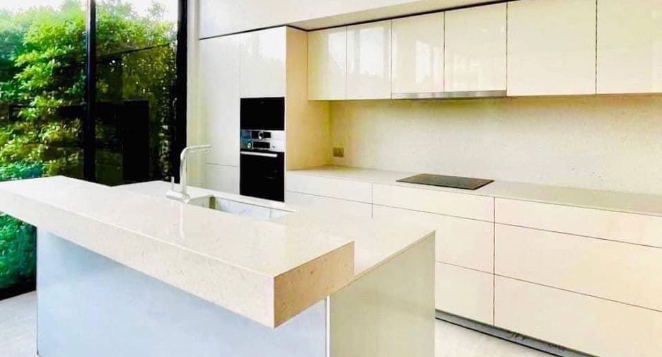 For sale 5 bedrooms house in Huai Khwang, Bangkok