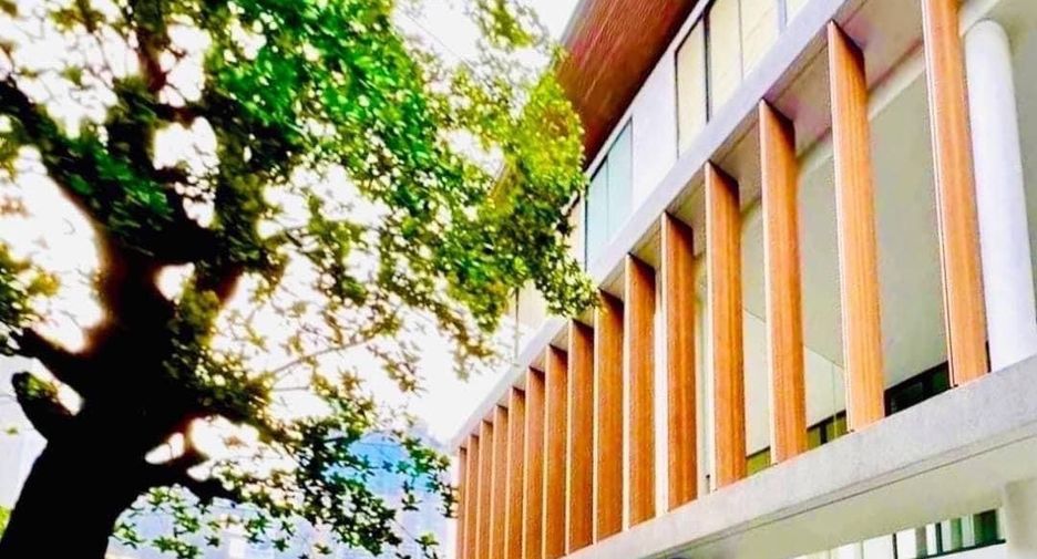 For sale 5 bedrooms house in Huai Khwang, Bangkok