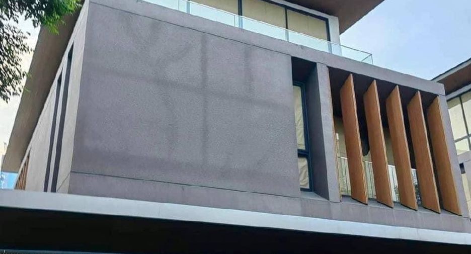 For sale 5 bedrooms house in Huai Khwang, Bangkok