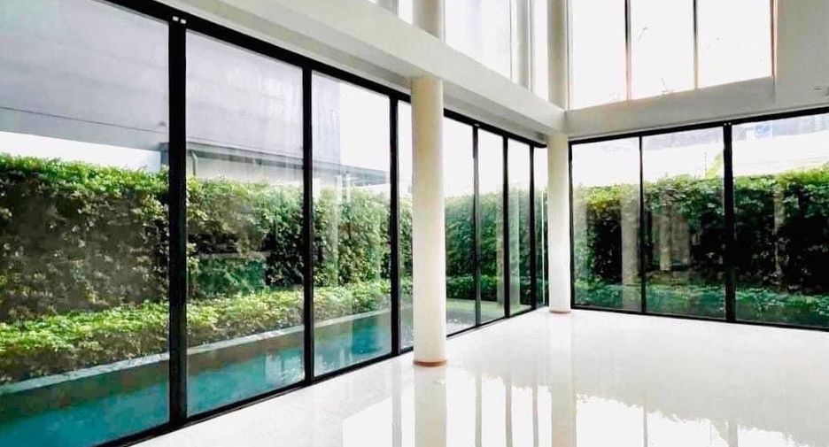 For sale 5 bedrooms house in Huai Khwang, Bangkok