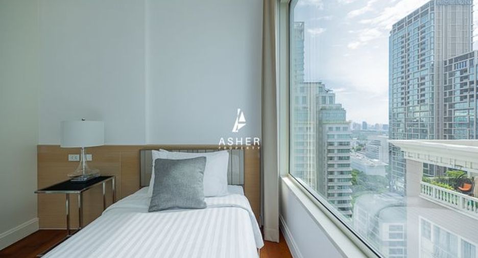 For rent 2 bedrooms condo in Pathum Wan, Bangkok