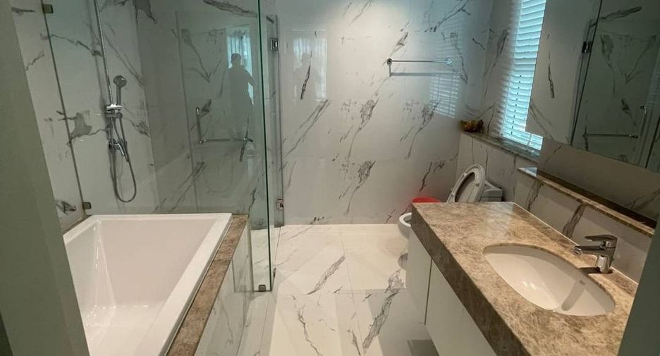 For rent 4 bedrooms condo in Khlong Toei, Bangkok