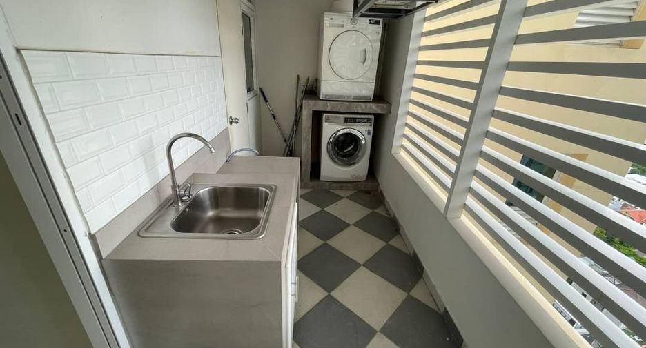 For rent 4 bedrooms condo in Khlong Toei, Bangkok