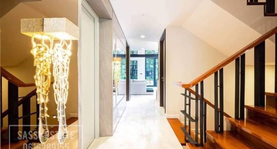 For rent 4 bedrooms house in Watthana, Bangkok