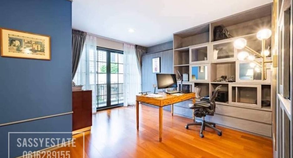 For rent 4 bedrooms house in Watthana, Bangkok