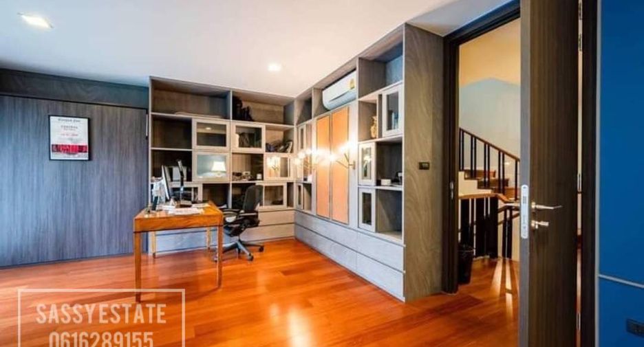 For rent 4 bedrooms house in Watthana, Bangkok