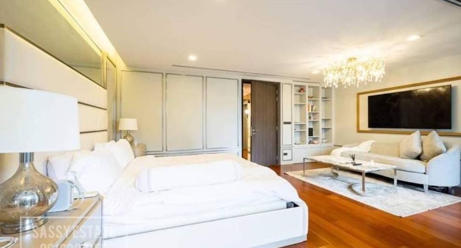 For rent 4 bedrooms house in Watthana, Bangkok