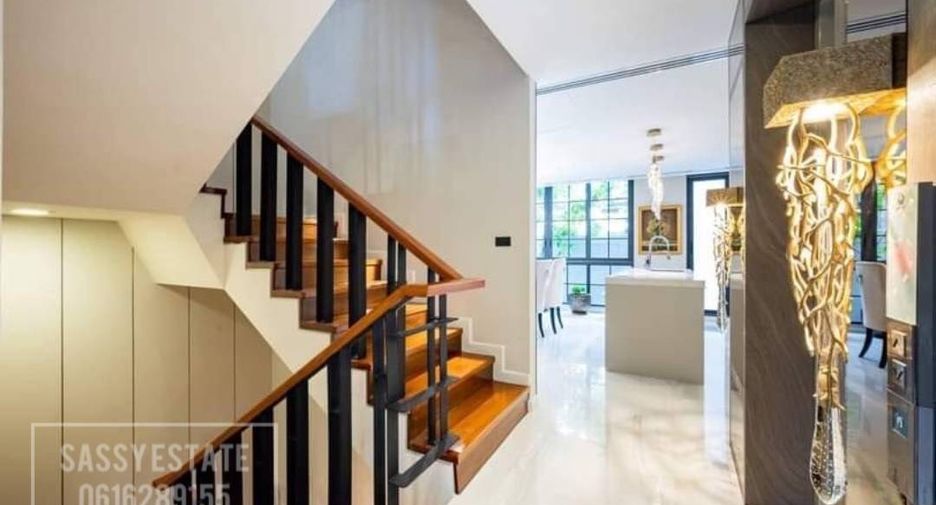 For rent 4 bedrooms house in Watthana, Bangkok