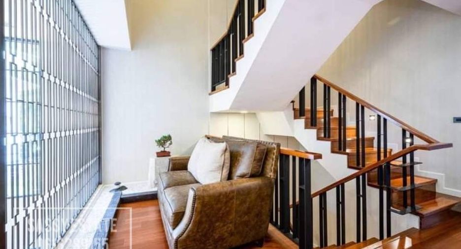 For rent 4 bedrooms house in Watthana, Bangkok