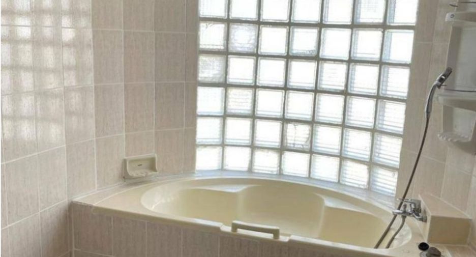 For sale 3 Beds condo in Khlong Toei, Bangkok