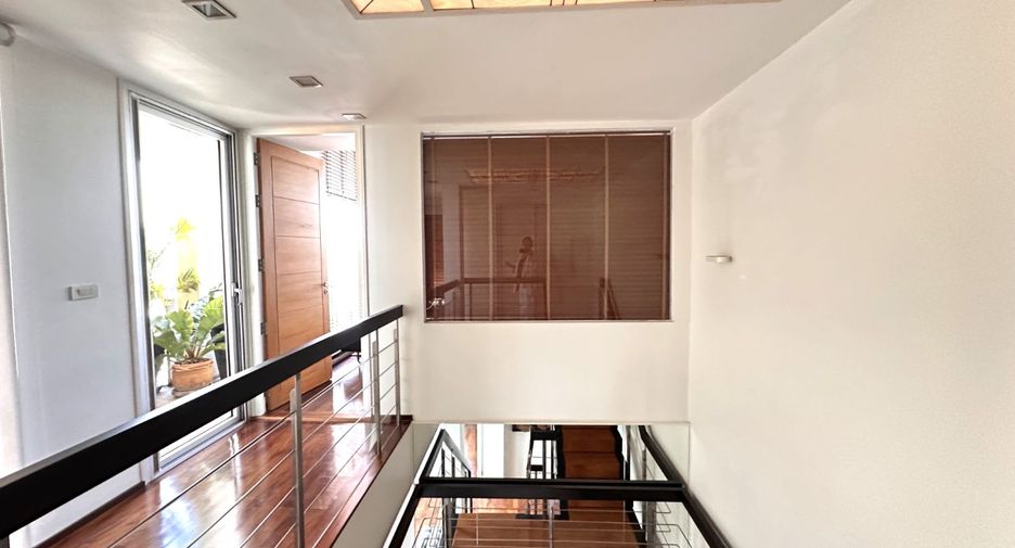 À louer 3 chambres maison de ville à Yan Nawa, Bangkok