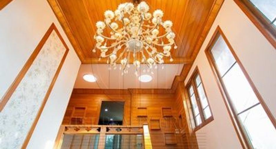 Haus zur Miete und zum Kauf mit 3 Zimmer in Huai Khwang, Bangkok
