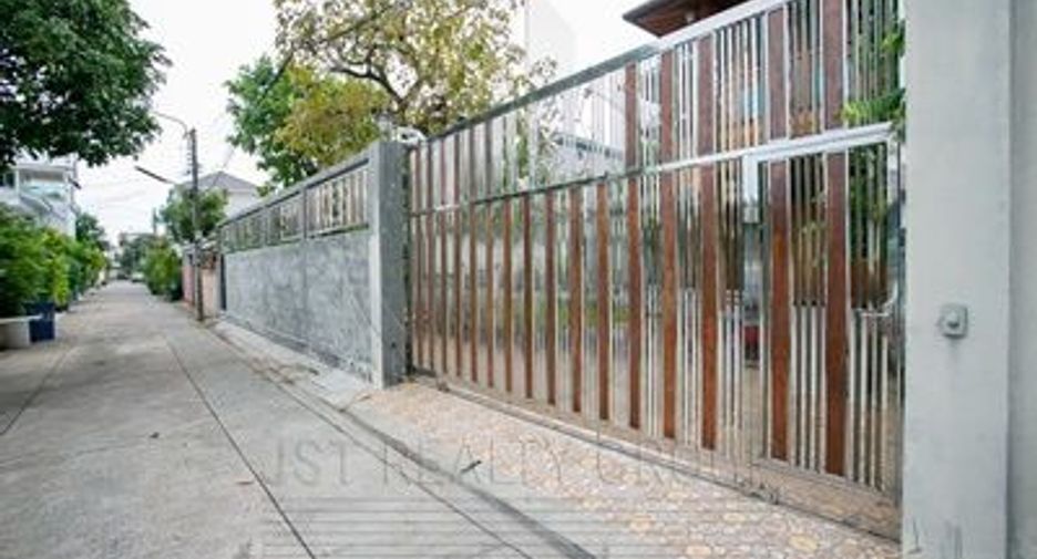 Haus zur Miete und zum Kauf mit 3 Zimmer in Huai Khwang, Bangkok