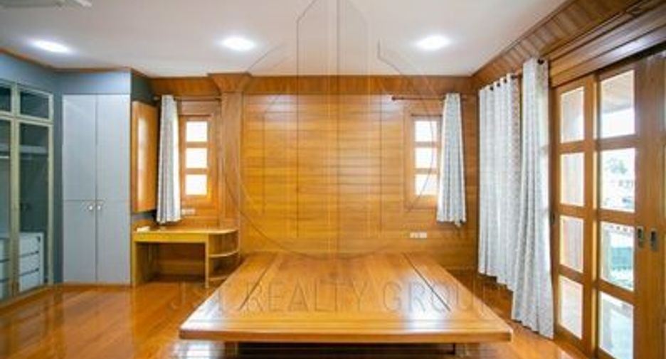 Haus zur Miete und zum Kauf mit 3 Zimmer in Huai Khwang, Bangkok