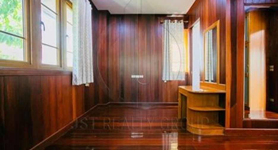 Haus zur Miete und zum Kauf mit 3 Zimmer in Huai Khwang, Bangkok