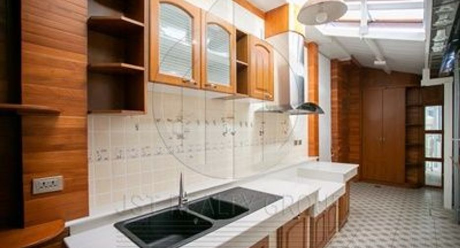 Haus zur Miete und zum Kauf mit 3 Zimmer in Huai Khwang, Bangkok