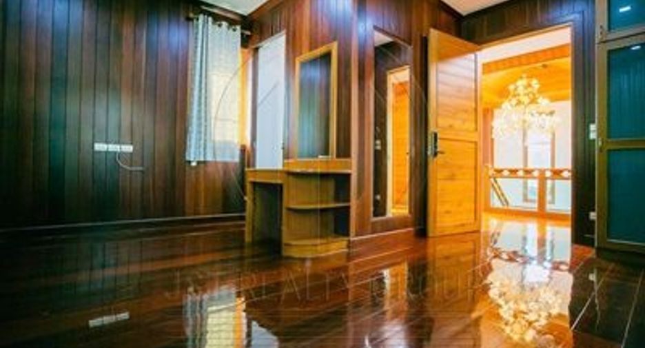 Haus zur Miete und zum Kauf mit 3 Zimmer in Huai Khwang, Bangkok