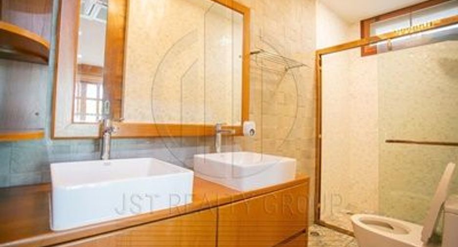 Haus zur Miete und zum Kauf mit 3 Zimmer in Huai Khwang, Bangkok