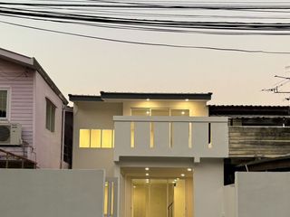 出售 2 卧室 联排别墅 在 Lat Phrao, 曼谷