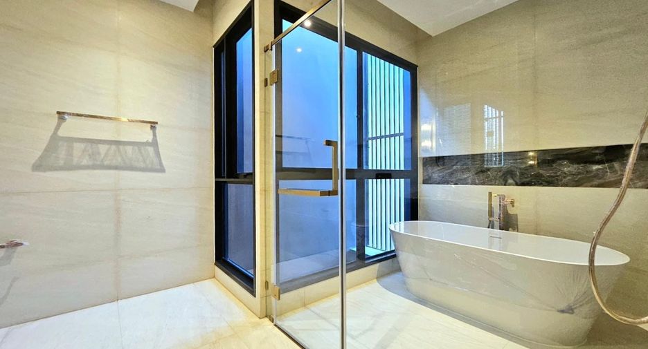For rent 4 bedrooms house in Bang Kapi, Bangkok