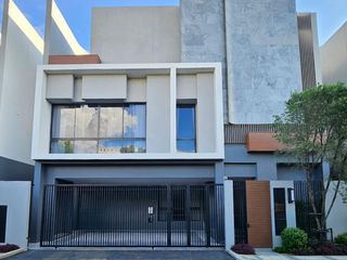 For rent 4 bedrooms house in Bang Kapi, Bangkok