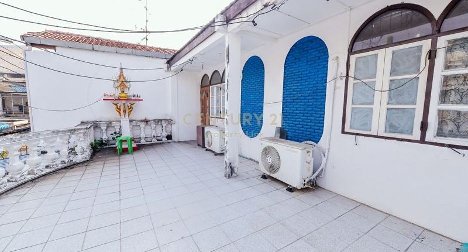 For rent and for sale 4 bedrooms townhouse in Huai Khwang, Bangkok