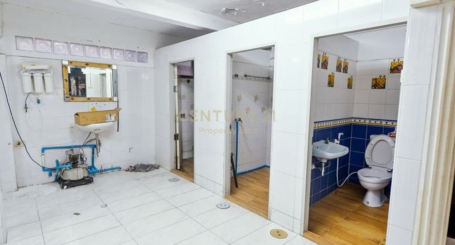 For rent and for sale 4 bedrooms townhouse in Huai Khwang, Bangkok