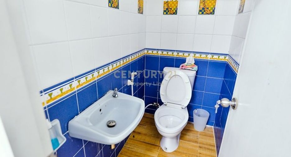For rent and for sale 4 bedrooms townhouse in Huai Khwang, Bangkok