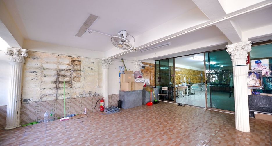 For rent and for sale 4 bedrooms townhouse in Huai Khwang, Bangkok