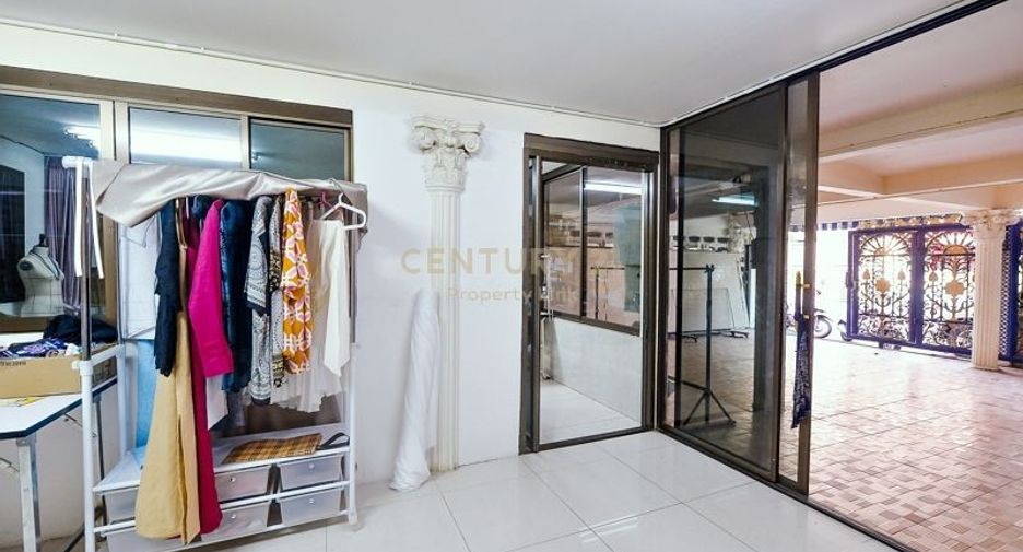 For rent and for sale 4 bedrooms townhouse in Huai Khwang, Bangkok