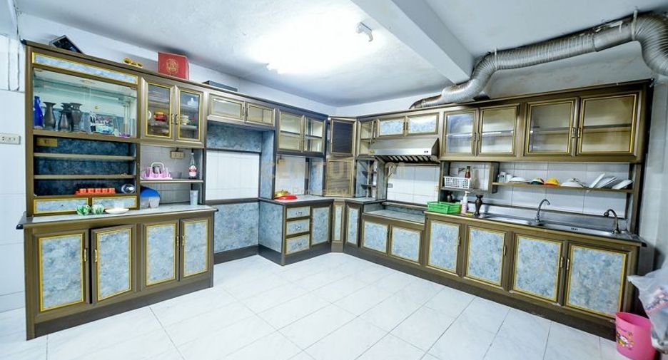For rent and for sale 4 bedrooms townhouse in Huai Khwang, Bangkok