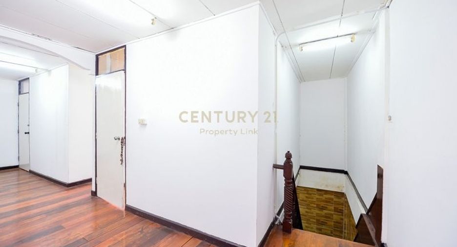 For rent and for sale 4 bedrooms townhouse in Huai Khwang, Bangkok