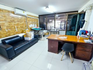 Reihenhaus zur Miete und zum Kauf mit 4 Zimmer in Huai Khwang, Bangkok