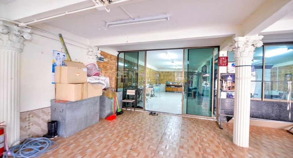 For rent and for sale 4 bedrooms townhouse in Huai Khwang, Bangkok