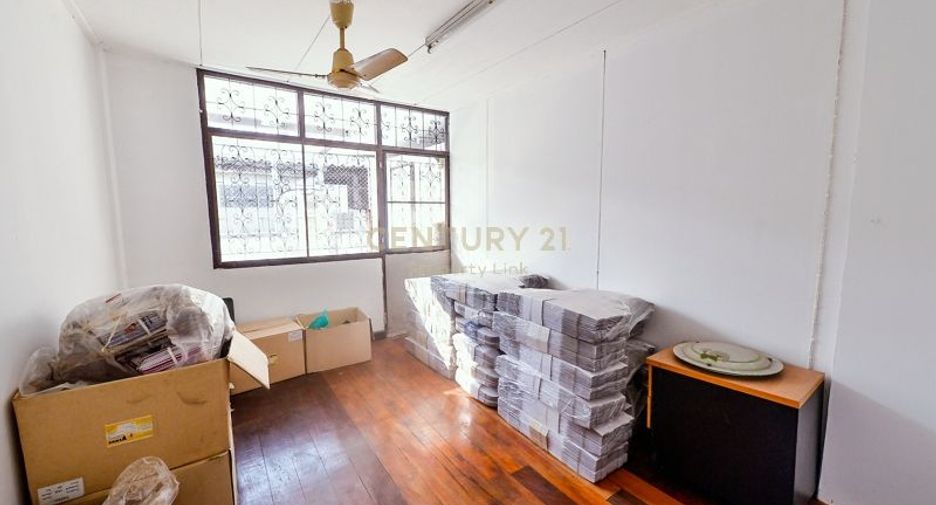For rent and for sale 4 bedrooms townhouse in Huai Khwang, Bangkok