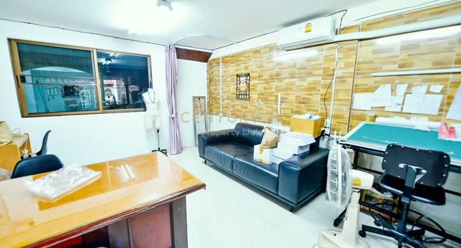 For rent and for sale 4 bedrooms townhouse in Huai Khwang, Bangkok