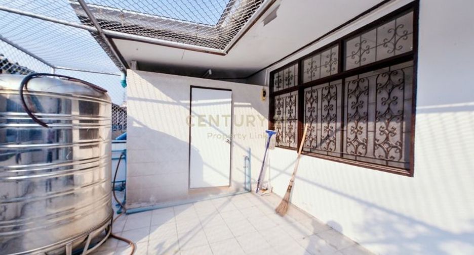 For rent and for sale 4 bedrooms townhouse in Huai Khwang, Bangkok