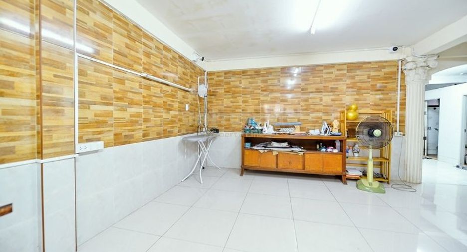 For rent and for sale 4 bedrooms townhouse in Huai Khwang, Bangkok
