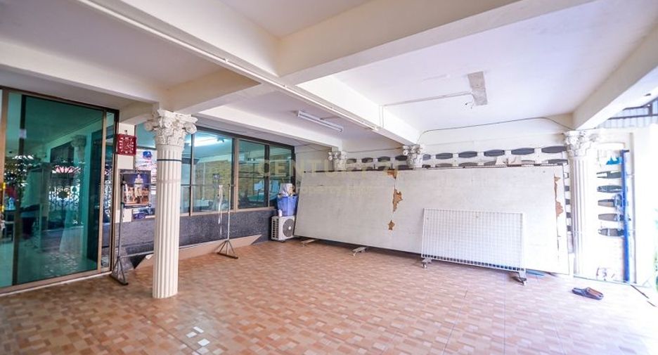 For rent and for sale 4 bedrooms townhouse in Huai Khwang, Bangkok