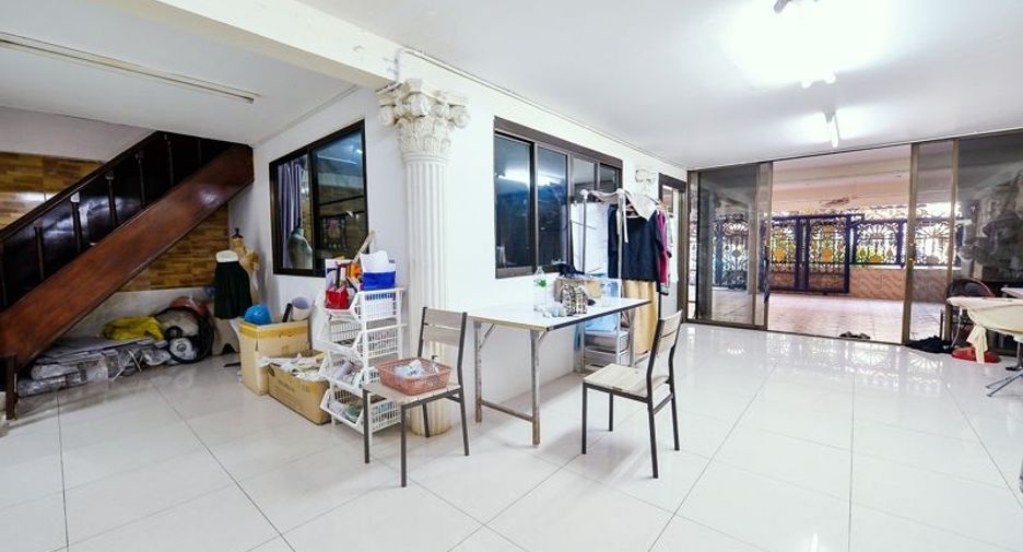 For rent and for sale 4 bedrooms townhouse in Huai Khwang, Bangkok