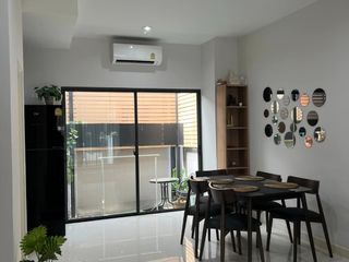 Casa adosada en alquiler de 3 habitaciones en Saphan Sung, Bangkok
