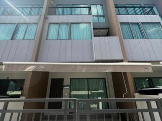 Casa adosada en alquiler de 3 habitaciones en Saphan Sung, Bangkok