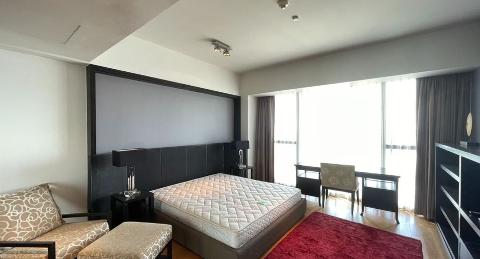 For rent 3 bedrooms condo in Sathon, Bangkok