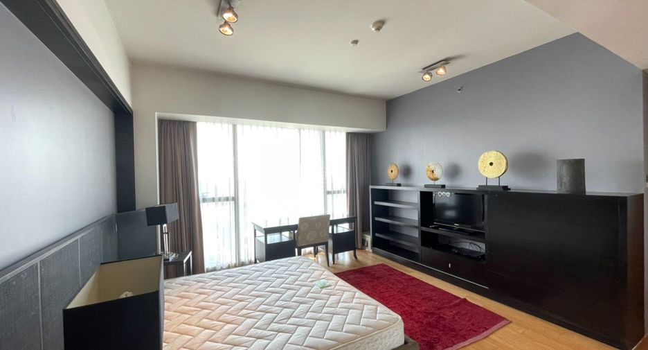 For rent 3 bedrooms condo in Sathon, Bangkok