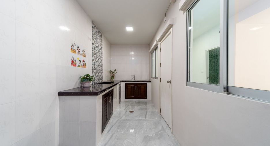 Reihenhaus zum Kauf mit 3 Zimmer in Khlong Sam Wa, Bangkok