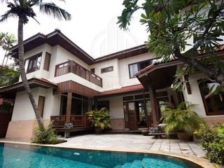 For rent 4 bedrooms house in Watthana, Bangkok