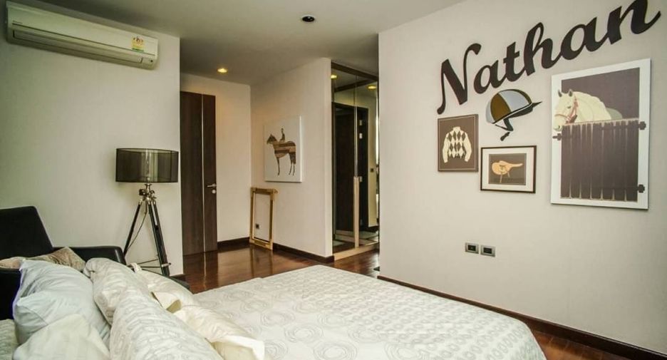 For rent 4 bedrooms townhouse in Watthana, Bangkok